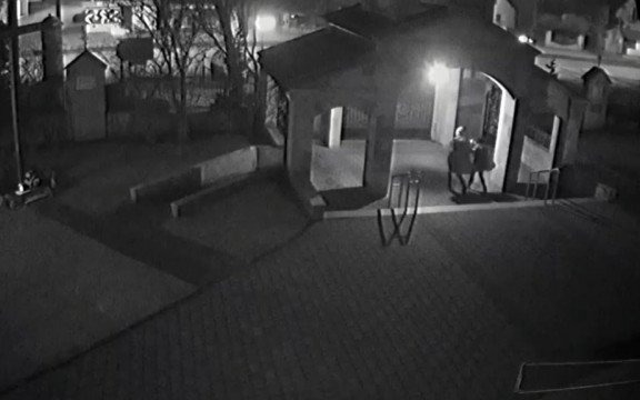 Popisał drzwi kościoła, bo… był pijany