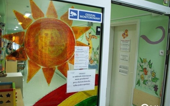Tłok i ograniczenie odwiedzin na oddziale dziecięcym