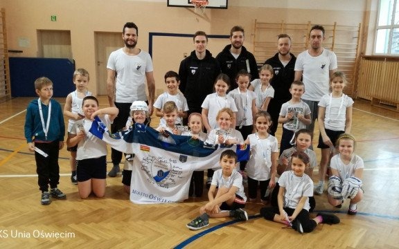 Powrót do szkoły. Hokeiści na zajęciach z uczniami – FOTO