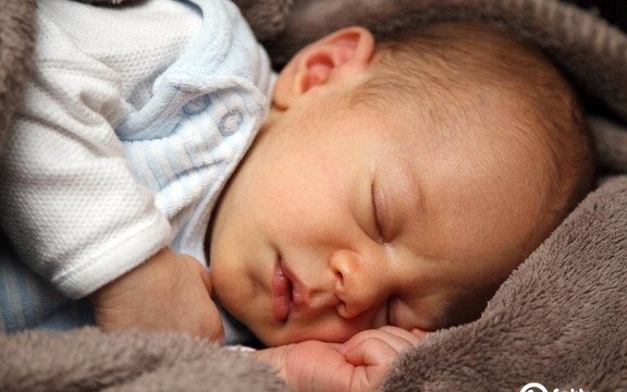 Dzieci bez opieki w domu, rodzice na balandze