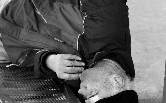 Piją i zasypiają na mrozie. Akcja „Zima” w pełni