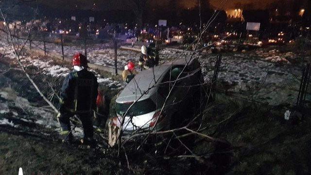 Renault zatrzymał się na ogrodzeniu cmentarza – FOTO