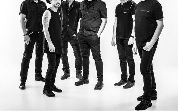 Sztywny Pal Azji na scenie w Przeciszowie