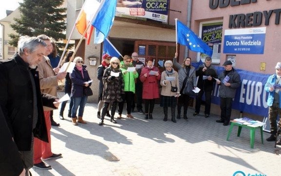 W Oświęcimiu tylko 16 osób zaśpiewało hymn UE – FILM