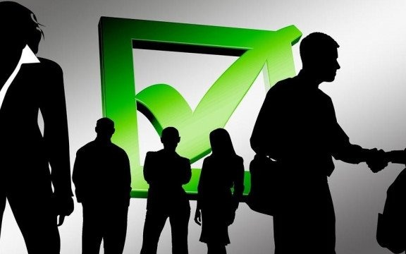 Zostajemy przy informowaniu. To był prima aprilis