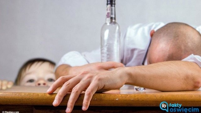 Pijana „opieka” nad dziećmi. Maluchy trafiły do babci