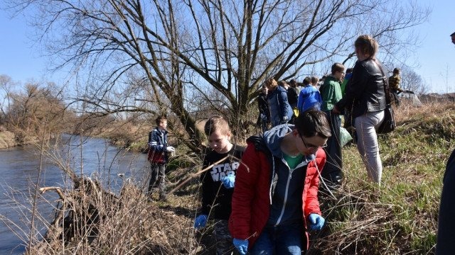 Zbierali śmieci wzdłuż Przemszy – FOTO