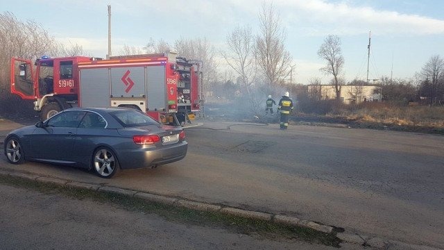 Idioci z zapałkami. Mogli spalić samochody – FILM, FOTO