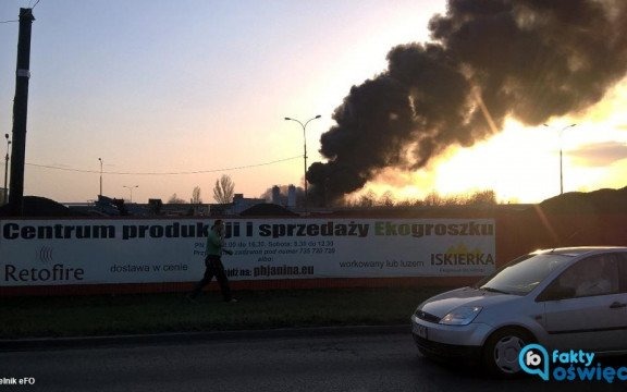 Płonie skład plastiku w Oświęcimiu – FILM, FOTO