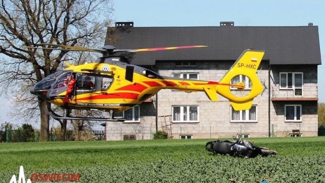 Motocyklista wypadł z drogi. Śmigłowiec ratowniczy w akcji – FOTO