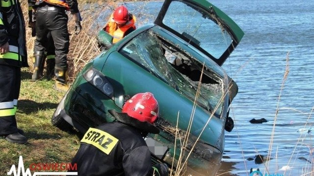Wjechał samochodem do akwenu. Nie żyje – FOTO