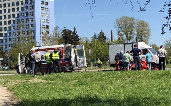 Dostawczak potrącił dziewięciolatkę na przejściu – FILM, FOTO