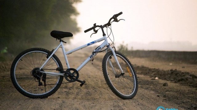 Rower nie utrzymał kierowcy i pasażera