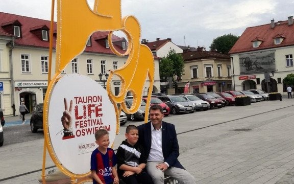 „Lajfowy” znak pokoju i wolności na rynku w Oświęcimiu