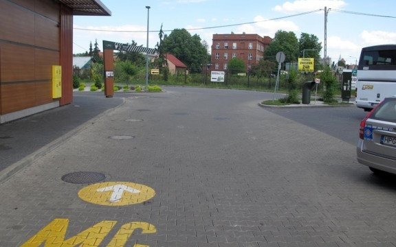 Wypadek na parkingu. Samochód potrącił 13-latkę