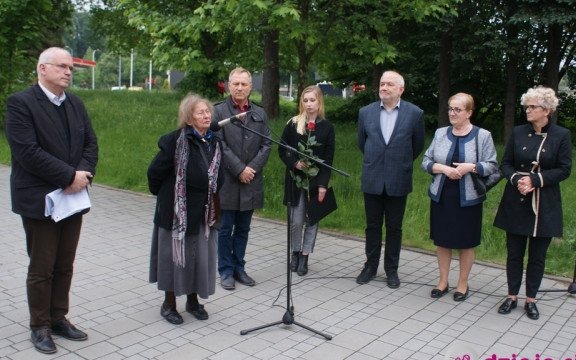 Z niczym tu przyszłam. I odejdę z niczym. Urszula Kozioł w Alei Pisarzy – FILMY, FOTO