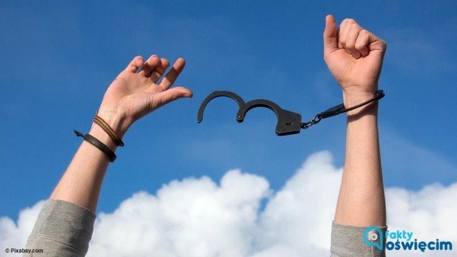 Nic nie zrobił, ale przyszedł na policję w… kajdankach