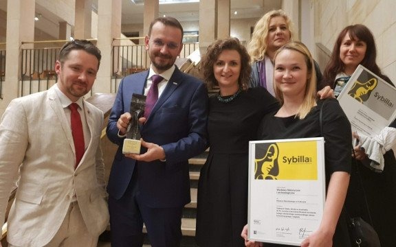 Wystawa „Twarzą w Twarz. Sztuka w Auschwitz” nagrodzona – FOTO