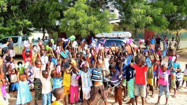 Wyślij Klapki do Gambii