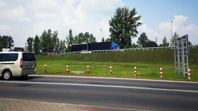 Kolizja tirów na wiadukcie. DK 44 nieprzejezdna