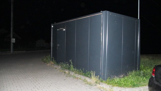 Zostawił dziecko w samochodzie i poszedł grać na automatach – FOTO