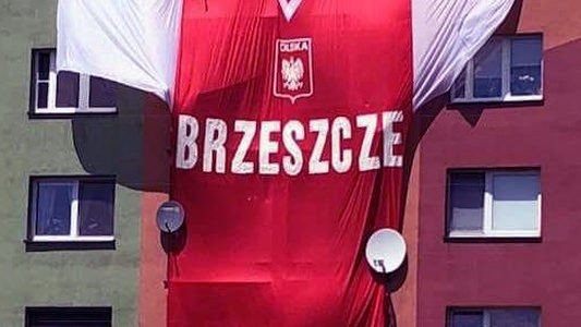 Gigantyczna koszulka zawisła w Brzeszczach