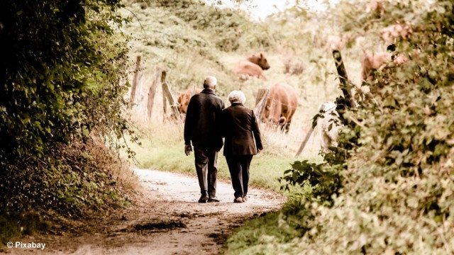 Seniorka nie umiała wrócić do domu. Pomogła jej młodzież