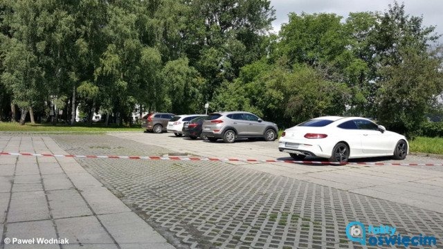 Oficjele zajęli szpitalne parkingi – FOTO