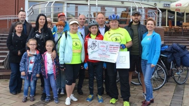Trzy tysiące kilometrów na rowerach dla Antosi – FOTO
