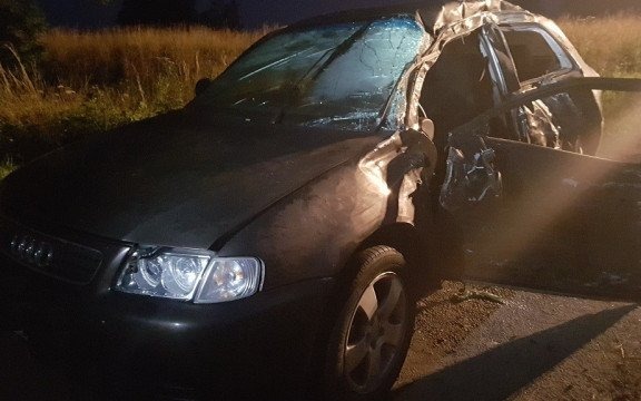 Wypadł z drogi w Przeciszowie. Jedna osoba poważnie ranna