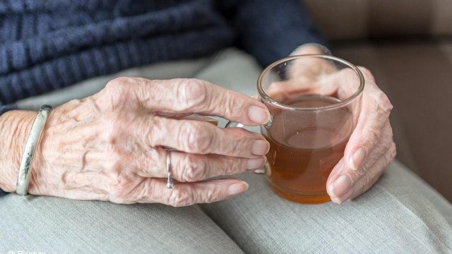 W ostatniej chwili uratowali staruszkę