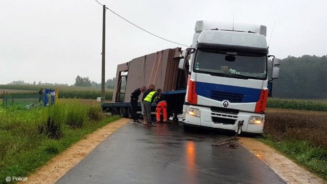 Osobówki się zderzyły, a tir zablokował drogę – FOTO