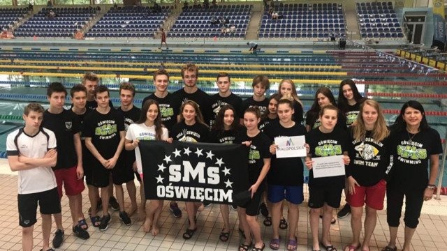 Pływacy z SMS Oświęcim najlepsi w Ostrowcu Świętokrzyskim – FOTO