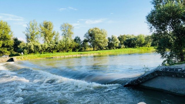 Przelotny deszcz i burze. Bardzo ciepło