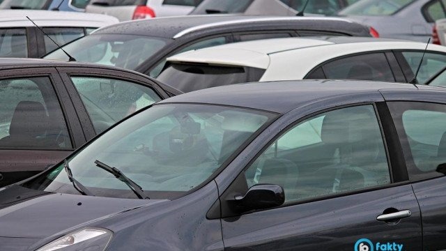 Podejrzany pakunek na parkingu przy markecie