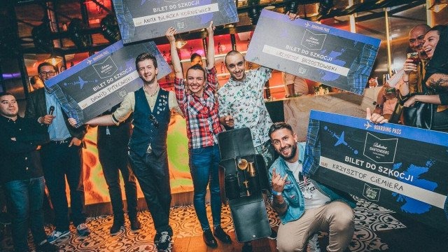 Krzysztof Ciemiera z biletem do Szkocji – FOTO