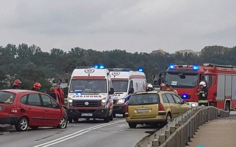 Dzieci ranne w zderzeniu na wiadukcie – FOTO. AKTUALIZACJA