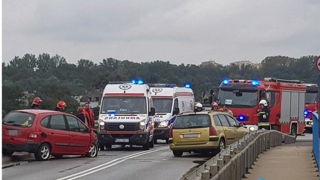 Dzieci ranne w zderzeniu na wiadukcie – FOTO. AKTUALIZACJA