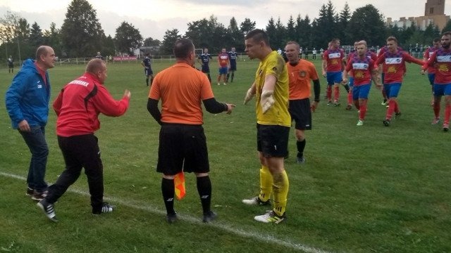 Trybuny, sporo kibiców. Brak bramek w Jawiszowicach