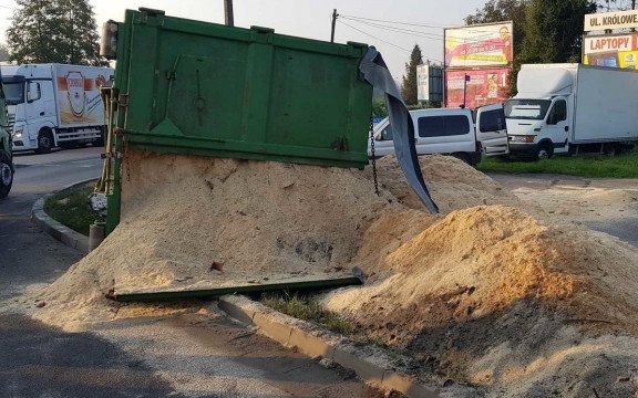 Ciężarowka blokowała rondo – FOTO