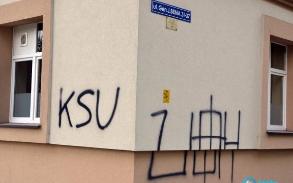 Pseudo street art szpeci budynki i wkurza właścicieli – FOTO