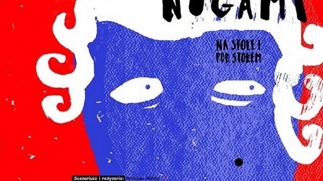 Stół z powyłamywanymi nogami. Na stole i pod stołem