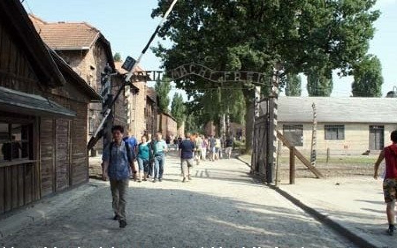 Chciał konferencji prasowej „pod wejściem do obozu Aushwitz”