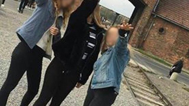 „Sieg heil” przed bramą byłego obozu Birkenau