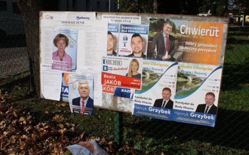 Wojna plakatowa w Oświęcimiu trwa – FOTO