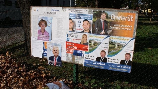 Wojna plakatowa w Oświęcimiu trwa – FOTO