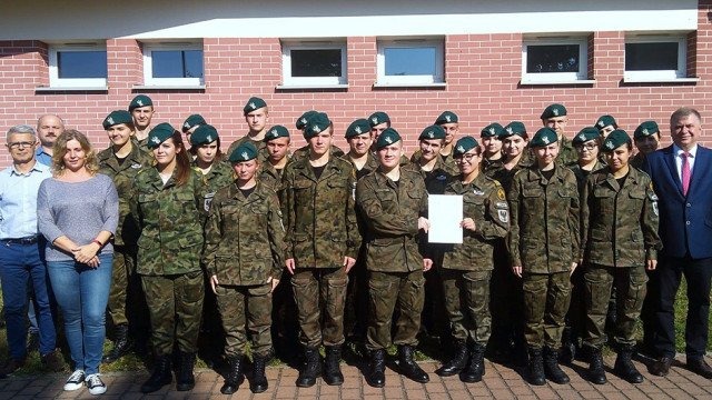 Mundurowi z Chemika w setce szkół w Polsce