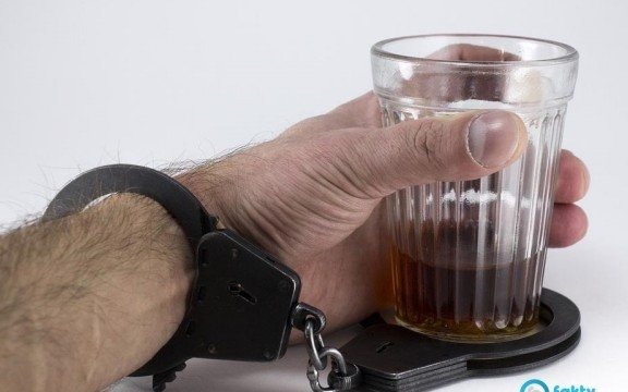 Po alkoholu, bez prawa jazdy z noworodkiem i jego matką