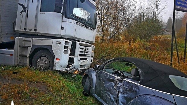 Tir uderzył w garbusa a inny volkswagen dachował – FOTO