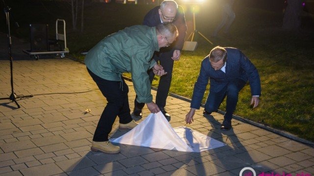 Fragment książki “Na wschód od zachodu” wmurowany w ziemię – FOTO